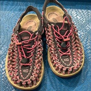 KEEN Black and Pink Woven Footwear